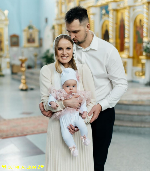 Сергей Сичкарь с женой и ребёнком